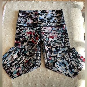 Lululemon Under High Rice 1/2. Geometric Print size 6